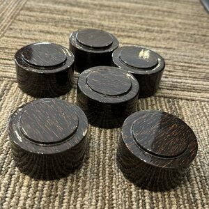 John Hardy displays set of 6